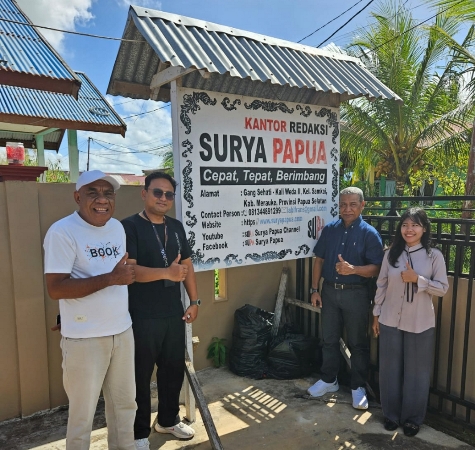 Foto bersama di depan papan Redaksi Suryapapua.com tadi pagi usai diskusi – Surya Papua/IST