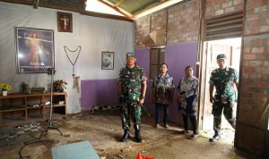 Pangdam XXIV-Mandala Trikora, Mayjen TNI Frits Wilem Rizard Pelamonia meninjau renovasi bangunan panti – Surya Papua/IST