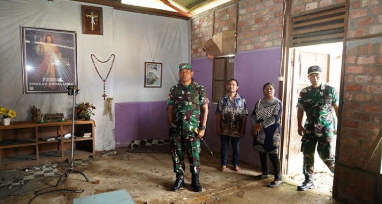 Pangdam XXIV-Mandala Trikora, Mayjen TNI Frits Wilem Rizard Pelamonia meninjau renovasi bangunan panti – Surya Papua/IST