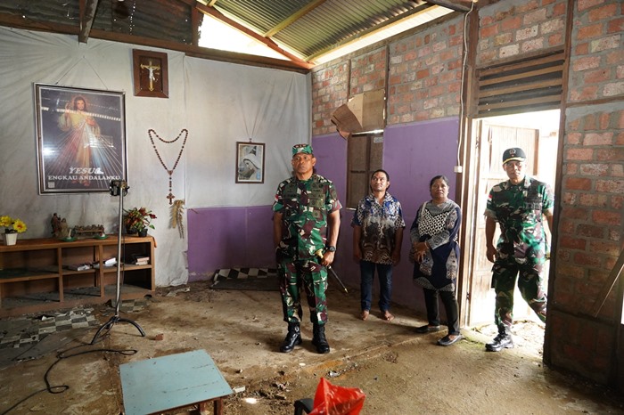 Pangdam XXIV-Mandala Trikora, Mayjen TNI Frits Wilem Rizard Pelamonia meninjau renovasi bangunan panti – Surya Papua/IST