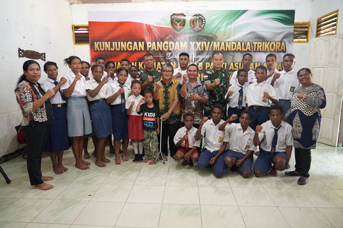 Pangdam XXIV-Mandala Trikora, Mayjen TNI Frits Wilem Rizard Pelamonia foto bersama dengan Pendiri Panti Asuhan Abba serta anak-anak panti – Surya Papua/IST