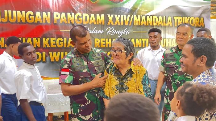 Pendiri Panti Asuhan Abba-Mikhael Pure sedang dirangkul Pangdam dalam kunjungan tadi pagi. 