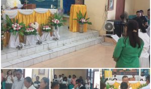 Agustina Marwinda Ratu didampingi dua saksi saat menyatakan sikap bergabung di Gereja Katolik dalam perayaan di Gereja Santa Theresia Buti-Merauke – Surya Papua/Frans Kobun