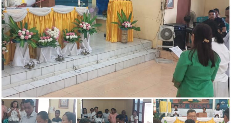 Agustina Marwinda Ratu didampingi dua saksi saat menyatakan sikap bergabung di Gereja Katolik dalam perayaan di Gereja Santa Theresia Buti-Merauke – Surya Papua/Frans Kobun