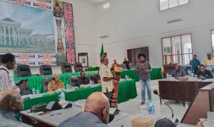 sah 9 Pastor Pius Manu sedang bicara saat bersama ratusan masyarakat Kimaam di DPRD Merauke – Surya Papua/Frans Kobun