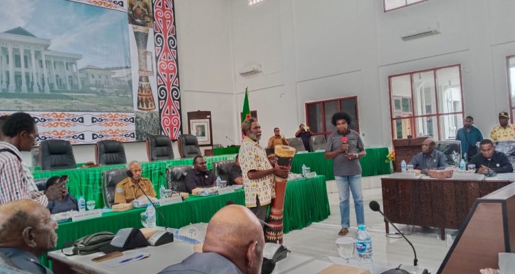 Pastor Pius Manu sedang bicara saat bersama ratusan masyarakat Kimaam di DPRD Merauke – Surya Papua/Frans Kobun