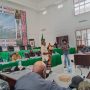 Pastor Pius Manu sedang bicara saat bersama ratusan masyarakat Kimaam di DPRD Merauke – Surya Papua/Frans Kobun