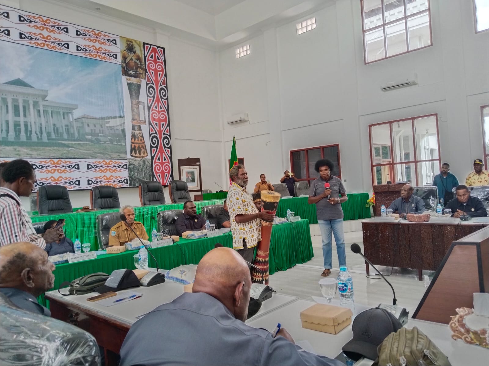 Pastor Pius Manu sedang bicara saat bersama ratusan masyarakat Kimaam di DPRD Merauke – Surya Papua/Frans Kobun