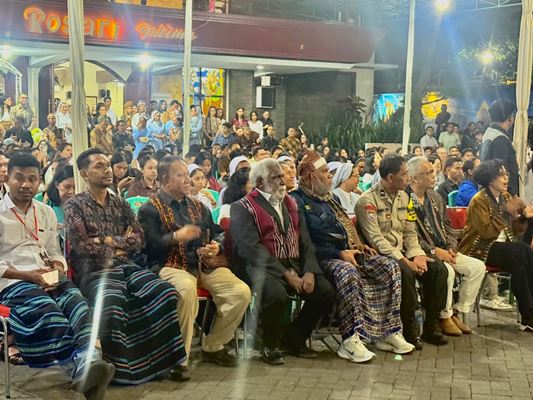 Masyarakat NTT di Malang saat bersama Wakil Gubernur Papua Selatan, Paskalis Imadawa – Surya Papua/IST