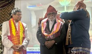 selendang satu Wakil Gubernur Papua Selatan, Paskalis Imadawa sedang dikenakan atribut dari salah satu kabupaten di NTT – Surya Papua/IST