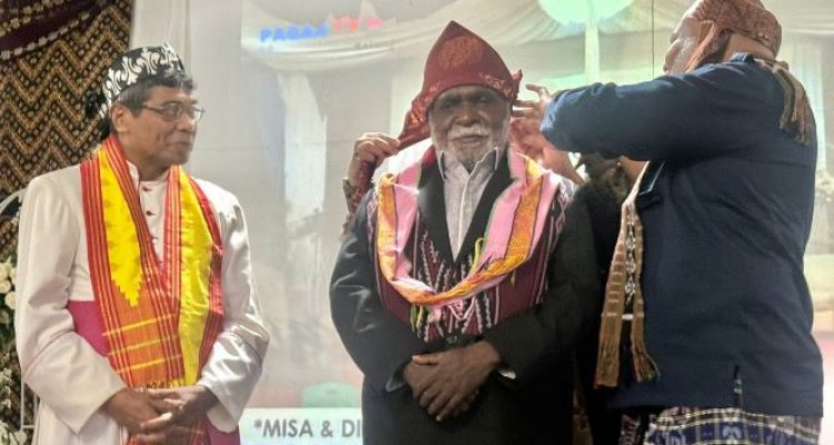 Wakil Gubernur Papua Selatan, Paskalis Imadawa sedang dikenakan atribut dari salah satu kabupaten di NTT – Surya Papua/IST