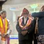 Wakil Gubernur Papua Selatan, Paskalis Imadawa sedang dikenakan atribut dari salah satu kabupaten di NTT – Surya Papua/IST