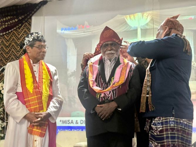 Wakil Gubernur Papua Selatan, Paskalis Imadawa sedang dikenakan atribut dari salah satu kabupaten di NTT – Surya Papua/IST