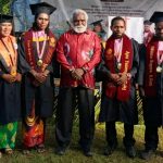 Wakil Gubernur Papua Selatan, Paskalis Imadawa foto bersama para wisudawan – Surya Papua/IST