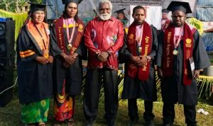 sudah 5 Wakil Gubernur Papua Selatan, Paskalis Imadawa foto bersama para wisudawan – Surya Papua/IST