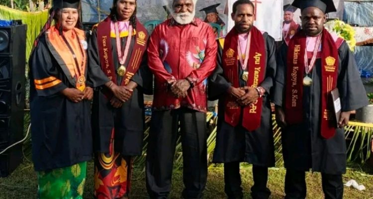 Wakil Gubernur Papua Selatan, Paskalis Imadawa foto bersama para wisudawan – Surya Papua/IST