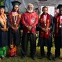 Wakil Gubernur Papua Selatan, Paskalis Imadawa foto bersama para wisudawan – Surya Papua/IST