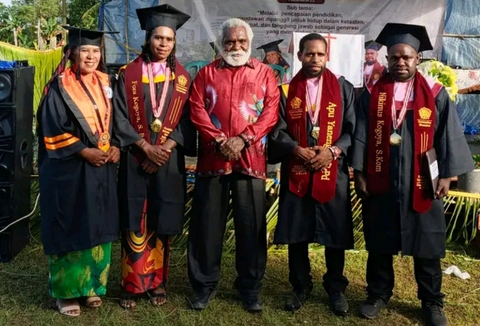 Wakil Gubernur Papua Selatan, Paskalis Imadawa foto bersama para wisudawan – Surya Papua/IST