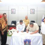 Penandatanganan berita acara oleh Gubernur Papua Selatan, Apolo Safanpo dan partai politik untuk pengucuran bantuan dana – Surya Papua/IST