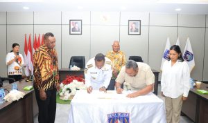Penandatanganan berita acara oleh Gubernur Papua Selatan, Apolo Safanpo dan partai politik untuk pengucuran bantuan dana – Surya Papua/IST