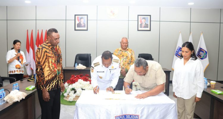 Penandatanganan berita acara oleh Gubernur Papua Selatan, Apolo Safanpo dan partai politik untuk pengucuran bantuan dana – Surya Papua/IST