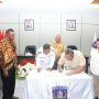 Penandatanganan berita acara oleh Gubernur Papua Selatan, Apolo Safanpo dan partai politik untuk pengucuran bantuan dana – Surya Papua/IST