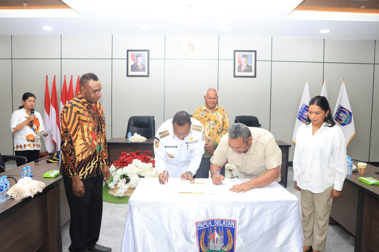 Penandatanganan berita acara oleh Gubernur Papua Selatan, Apolo Safanpo dan partai politik untuk pengucuran bantuan dana – Surya Papua/IST