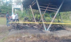 Belasan kendaraan roda dua yang terbakar dini hari tadi dipolice line untuk dilakukan pengembangan penyelidikan lebih lanjut – Surya Papua/IST