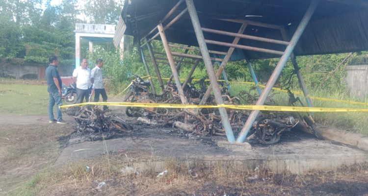 Belasan kendaraan roda dua yang terbakar dini hari tadi dipolice line untuk dilakukan pengembangan penyelidikan lebih lanjut – Surya Papua/IST