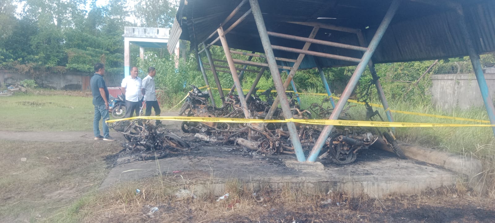 Belasan kendaraan roda dua yang terbakar dini hari tadi dipolice line untuk dilakukan pengembangan penyelidikan lebih lanjut – Surya Papua/IST