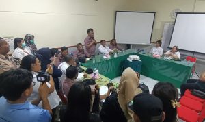 Ketua Komisi C DPR Papua Selatan, Dominikus Ulukyanan sedang bicara – Surya Papua/Frans Kobun