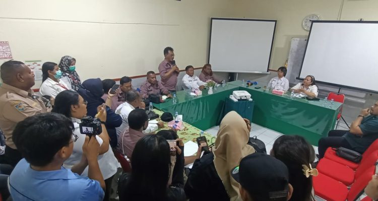 Ketua Komisi C DPR Papua Selatan, Dominikus Ulukyanan sedang bicara – Surya Papua/Frans Kobun