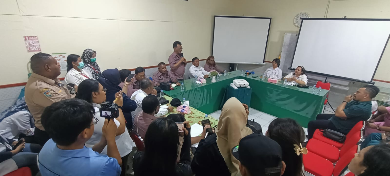 Ketua Komisi C DPR Papua Selatan, Dominikus Ulukyanan sedang bicara – Surya Papua/Frans Kobun