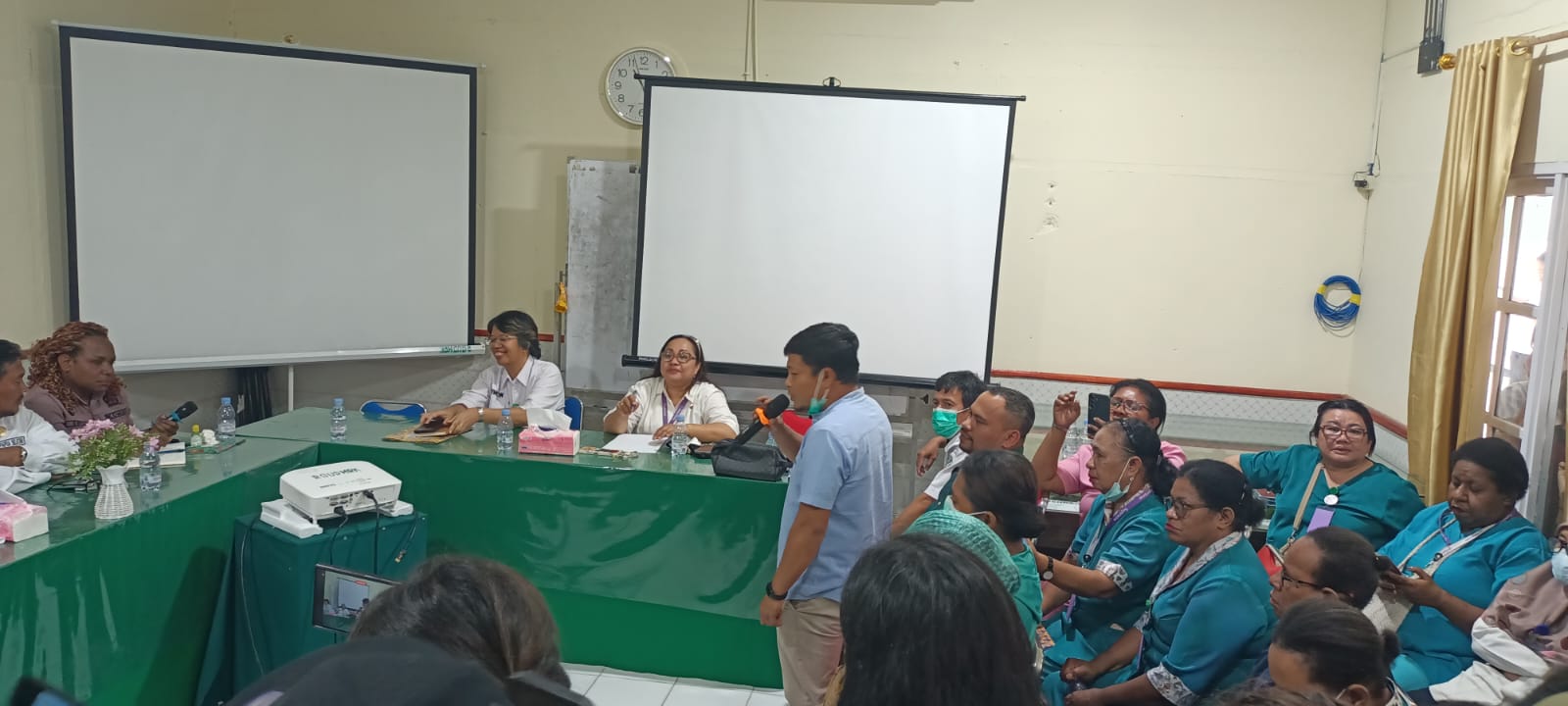 Dokter spesialis di RSUD Merauke menyampaikan permasalahan tentang TTP yang belum dibayarkan – Surya Papua/Frans Kobun