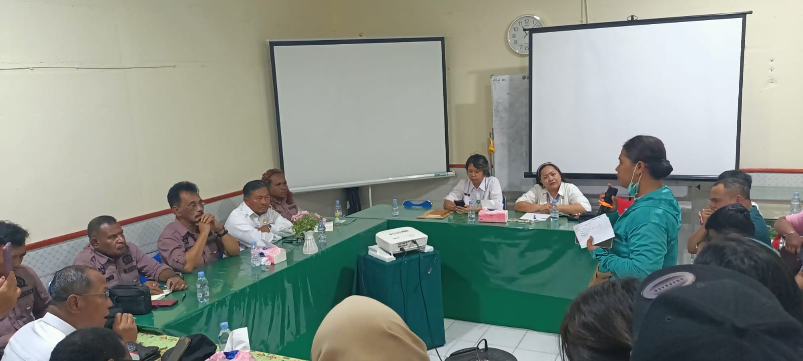 Salah seorang tenaga medis menyampaikan uneg-unegnya saat dialog bersama DPR Papua Selatan – Surya Papua/Frans Kobun
