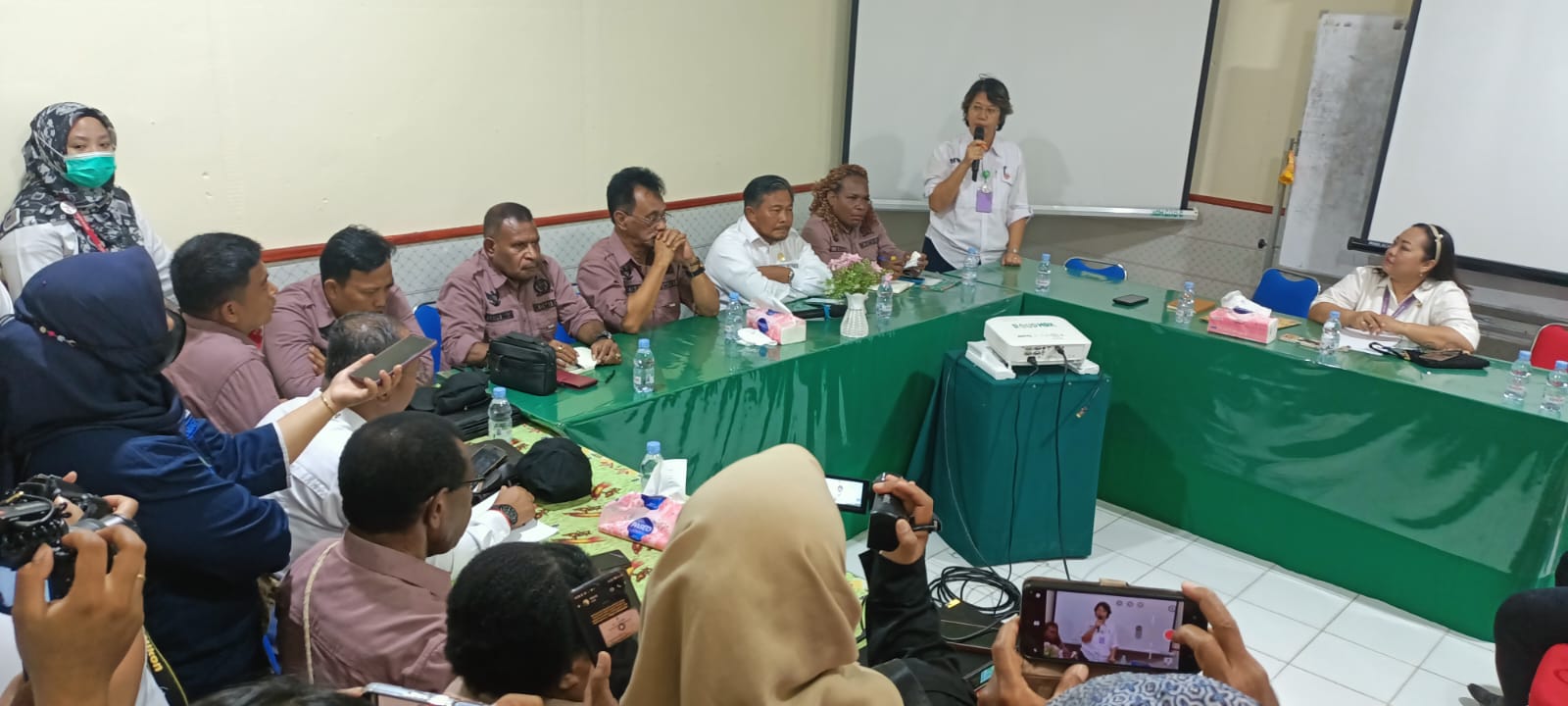 Direktur RSUD Merauke, dr. Dewi Wulandari sedang memberikan penjelasan terkait TPP dan gaji nakes – Surya Papua/Frans Kobun