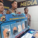 Kapolres Merauke, AKBP Lonardo Yoga bersama Kasatnarkoba sedang menunjuk 1.000-an jenis pil tramadol yang diamankan – Surya Papua/Frans Kobun