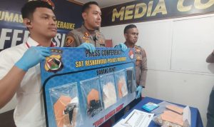 Kapolres Merauke, AKBP Lonardo Yoga bersama Kasatnarkoba sedang menunjuk 1.000-an jenis pil tramadol yang diamankan – Surya Papua/Frans Kobun
