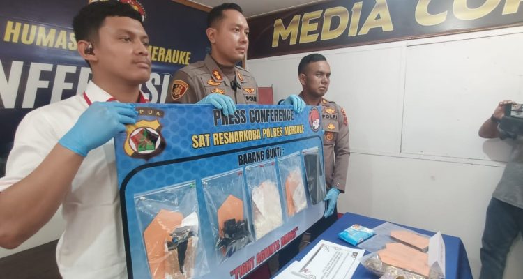 Kapolres Merauke, AKBP Lonardo Yoga bersama Kasatnarkoba sedang menunjuk 1.000-an jenis pil tramadol yang diamankan – Surya Papua/Frans Kobun