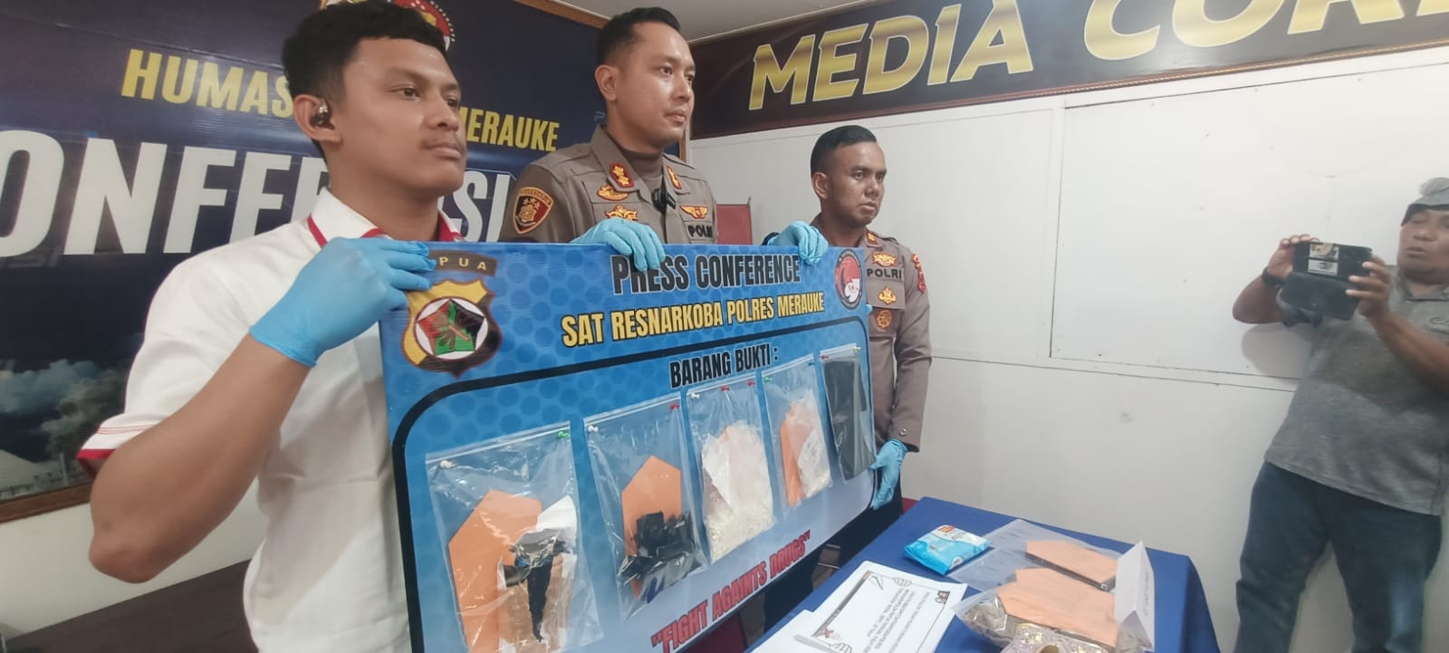 Kapolres Merauke, AKBP Lonardo Yoga bersama Kasatnarkoba sedang menunjuk 1.000-an jenis pil tramadol yang diamankan – Surya Papua/Frans Kobun