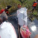 Tumpukan sampah yang diangkut di rawa biru oleh masyarakat Kampung Rawa Biru, Distrik Sota, Kabupaten Merauke – Surya Papua/IST