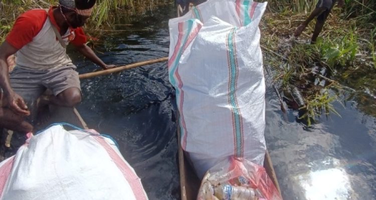 Tumpukan sampah yang diangkut di rawa biru oleh masyarakat Kampung Rawa Biru, Distrik Sota, Kabupaten Merauke – Surya Papua/IST