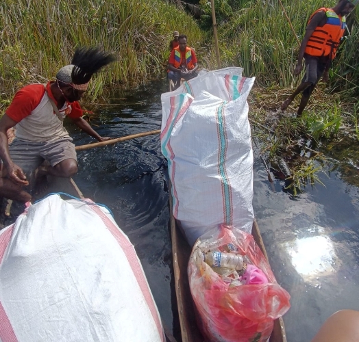 Tumpukan sampah yang diangkut di rawa biru oleh masyarakat Kampung Rawa Biru, Distrik Sota, Kabupaten Merauke – Surya Papua/IST