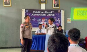 Kasi Humas Polres Merauke, Ipda Andre MSB sedang mendengar secara saksama pertanyaan dari salah seorang siswi – Surya Papua/IST