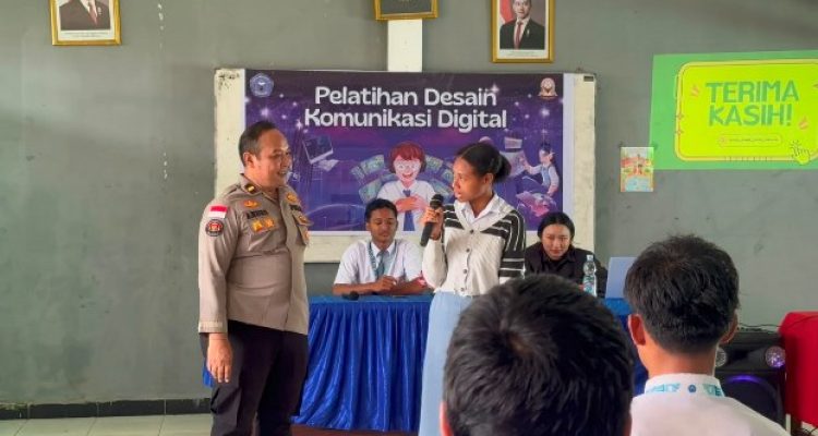 Kasi Humas Polres Merauke, Ipda Andre MSB sedang mendengar secara saksama pertanyaan dari salah seorang siswi – Surya Papua/IST