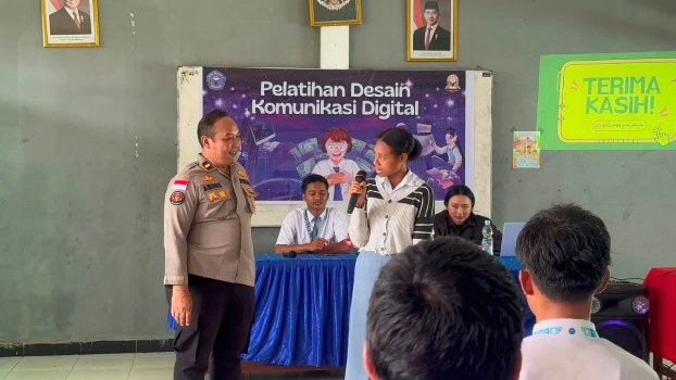 Kasi Humas Polres Merauke, Ipda Andre MSB sedang mendengar secara saksama pertanyaan dari salah seorang siswi – Surya Papua/IST