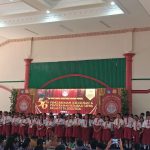 117 siswa-siswi di SD YPPK St. Agustinus Bampel-Merauke saat tampil pada pengumuman kelulusan – Surya Papua/Frans Kobun