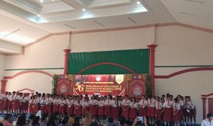 bampel 1 117 siswa-siswi di SD YPPK St. Agustinus Bampel-Merauke saat tampil pada pengumuman kelulusan – Surya Papua/Frans Kobun