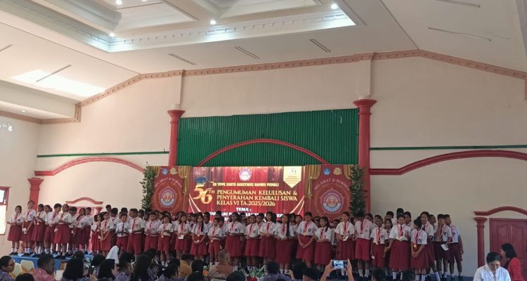 117 siswa-siswi di SD YPPK St. Agustinus Bampel-Merauke saat tampil pada pengumuman kelulusan – Surya Papua/Frans Kobun