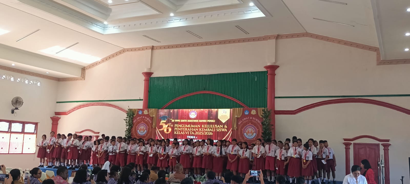 117 siswa-siswi di SD YPPK St. Agustinus Bampel-Merauke saat tampil pada pengumuman kelulusan – Surya Papua/Frans Kobun